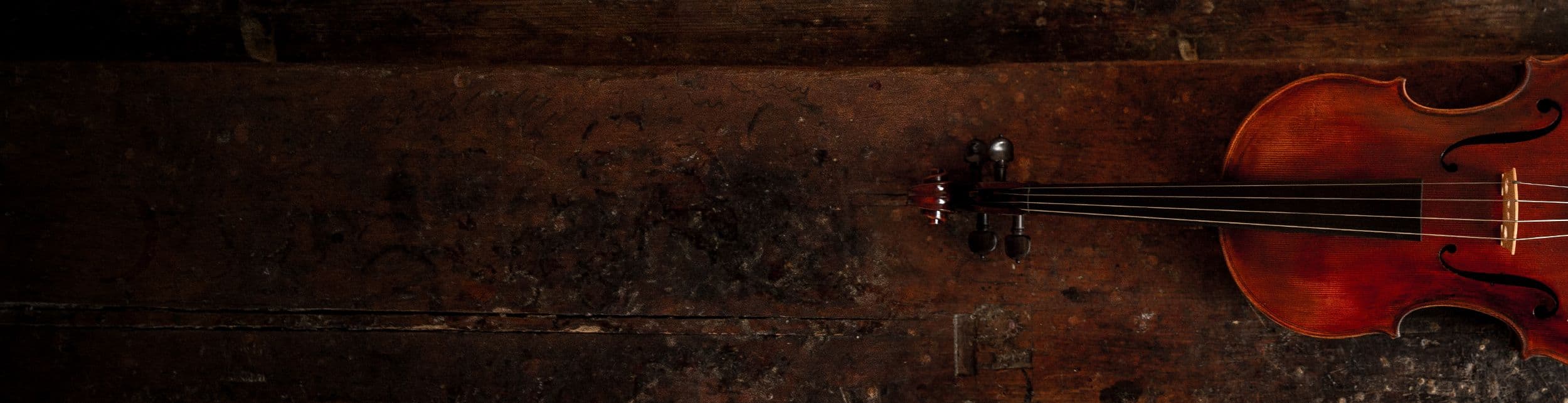 Auf einer alten Werkbank liegt eine Bratsche