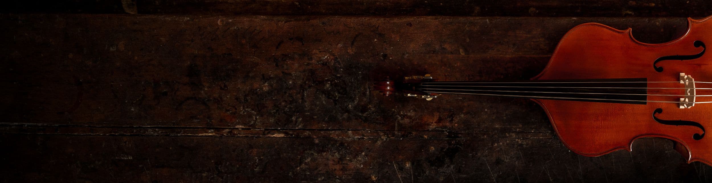 Auf einer alten Werkbank liegt ein Kontrabass