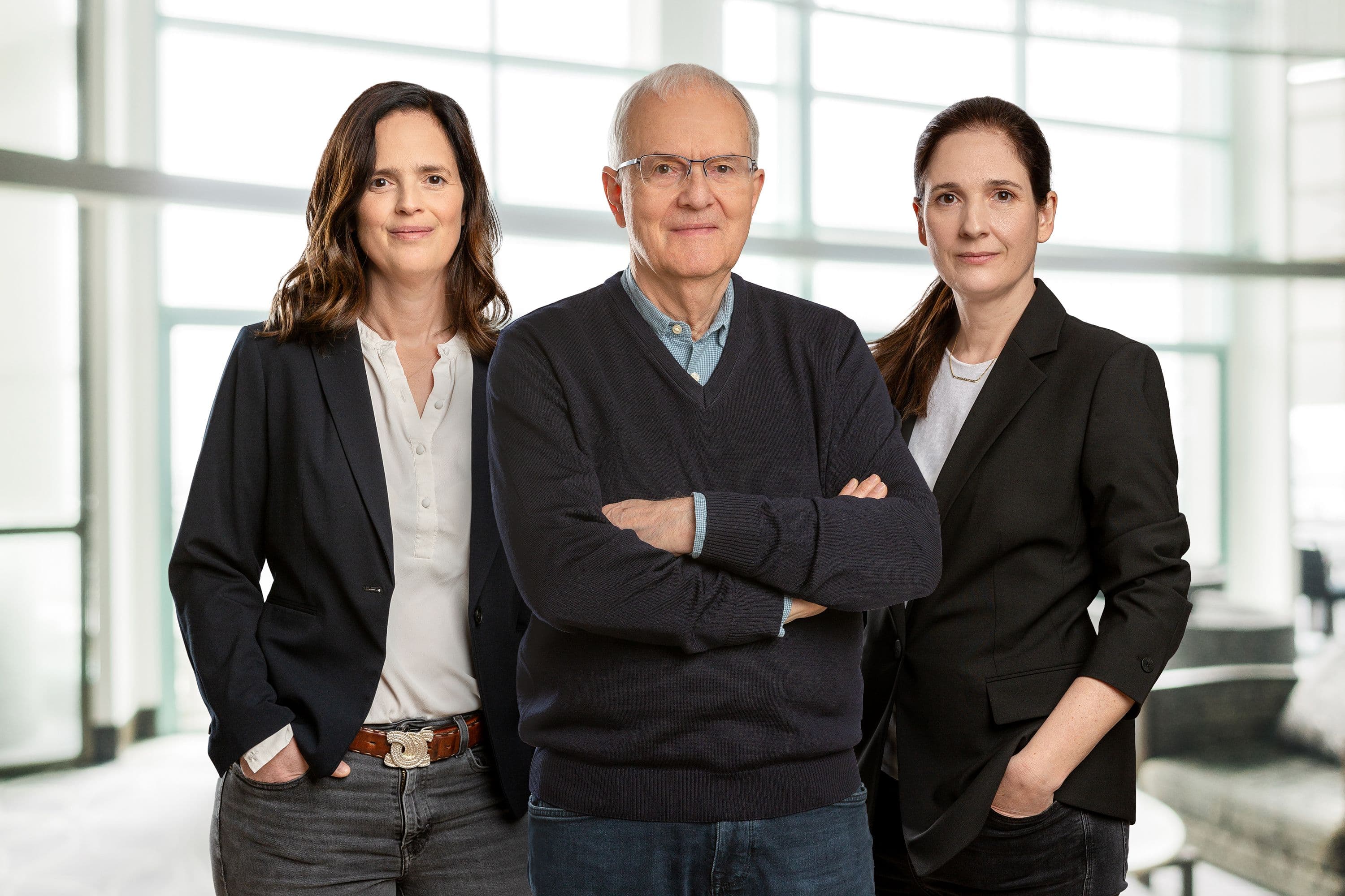 Links steht Nina Marx, in der Mitte Günter Marx und rechts Jana Marx vor einem großen Fenster